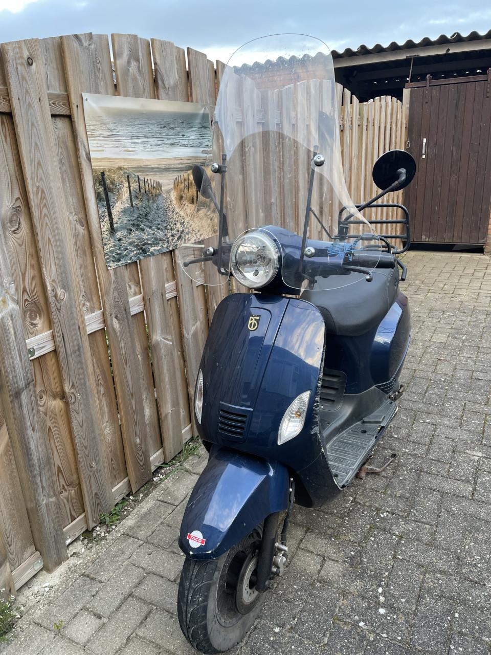 Riva Scooter geel kenteken met gebruikers sporen