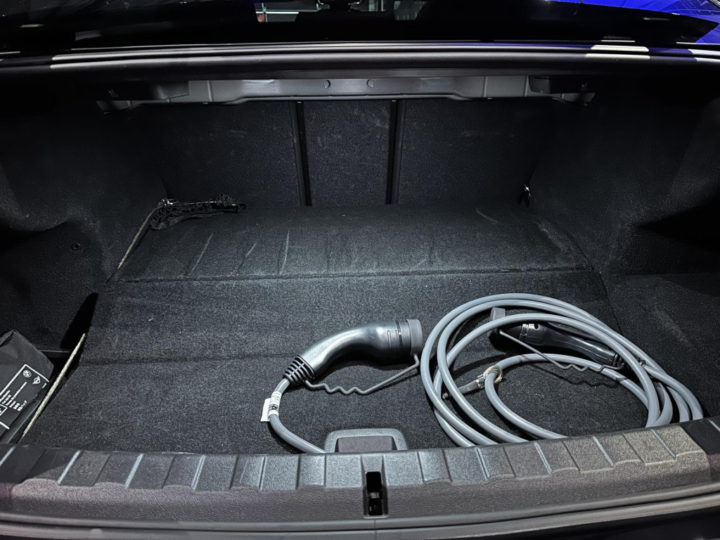 BMW 3-serie 330e m-sport *schuifdak*acc*harmankardon*