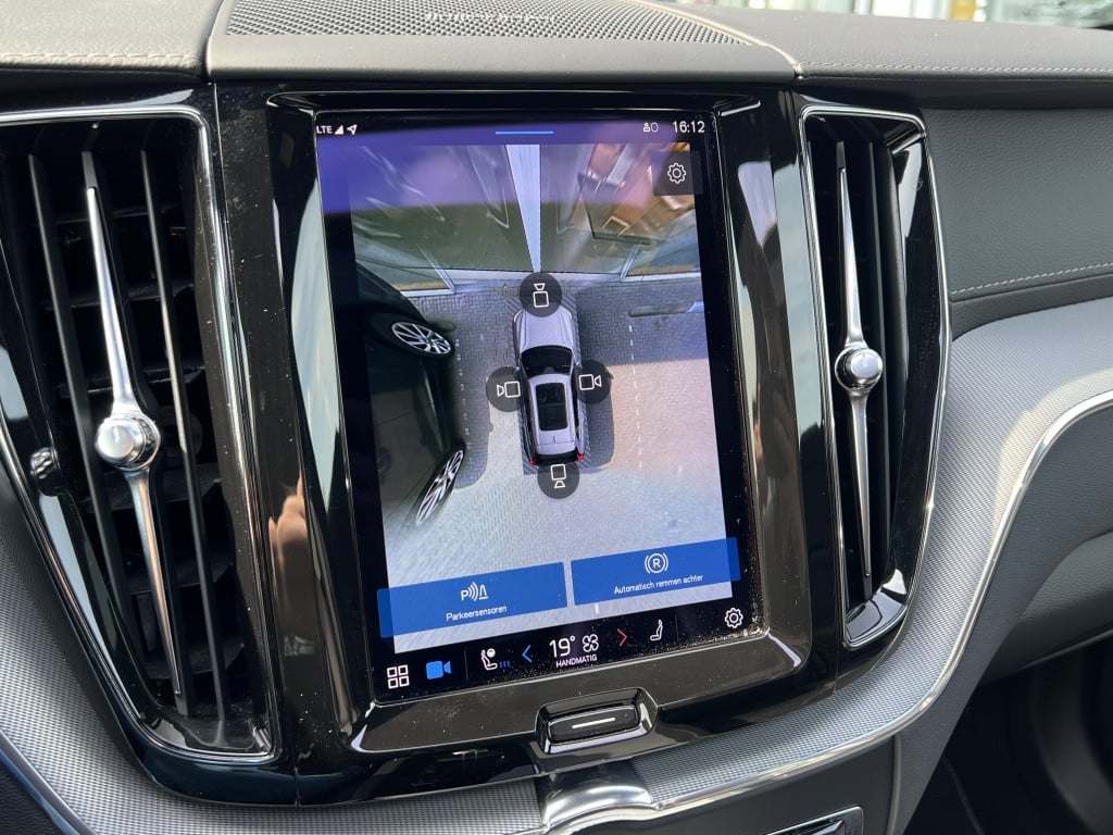 Volvo XC60 t6 340pk recharge r-design| luchtvering| panodak| adap.cruise| 3