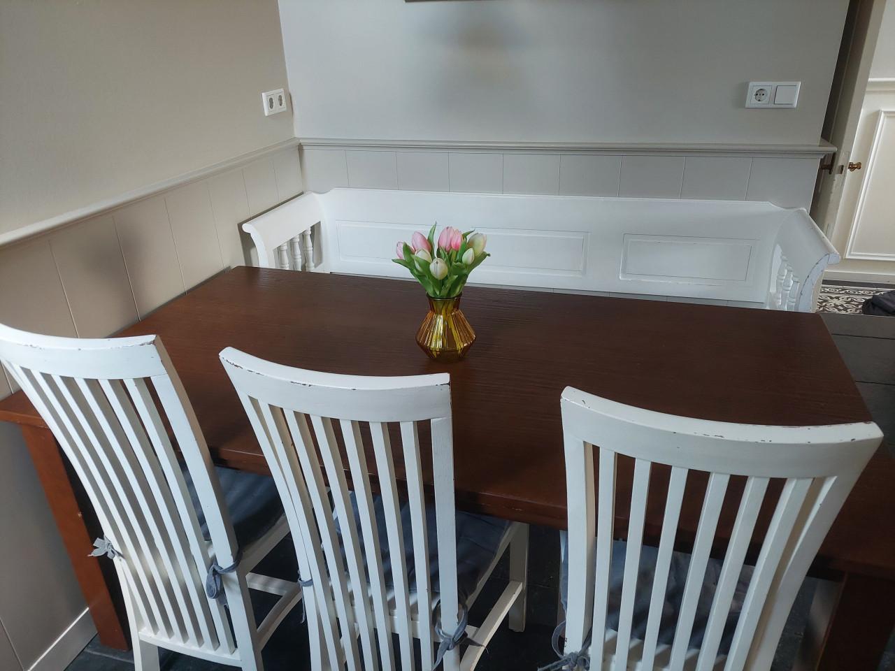 Prachtige eiken eetkamertafel met aansteekblad, stoelen en klepbank