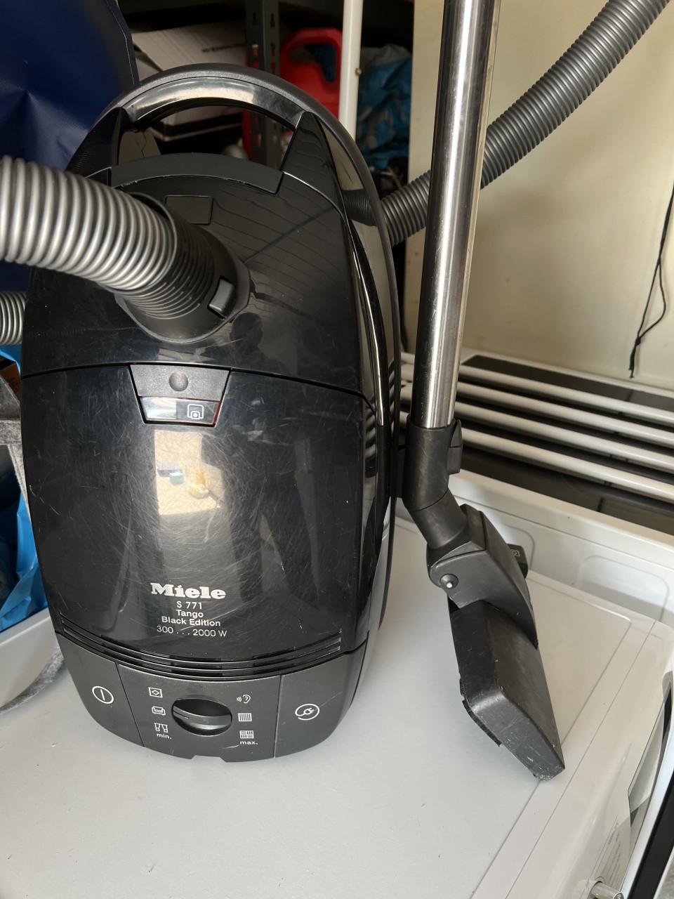 Miele stofzuiger 2000W als nieuw compleet