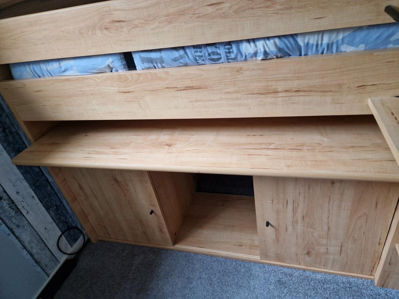 Eenpersoonsbed met buro eraanvast