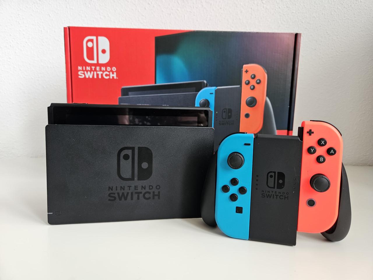 Nintendo Switch met Neon Joy-Cons en originele doos