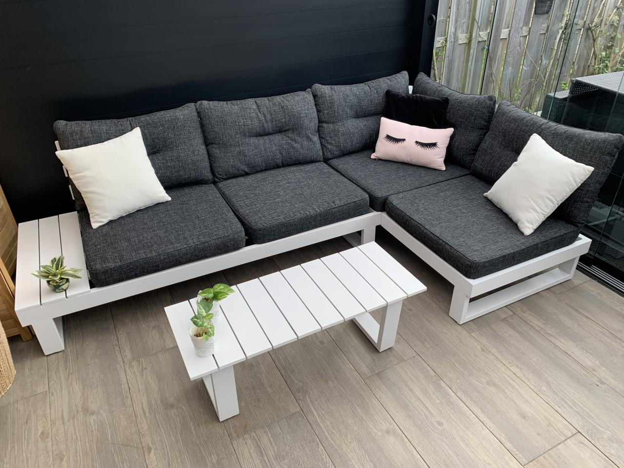 Alminium loungset met kussens en tafel merk SENSE.
