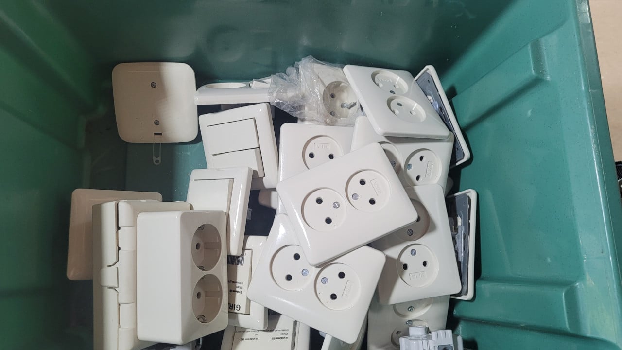 Gira schakelmateriaal + diverse elektra