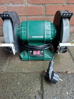 Slijpsteen op de werkbank