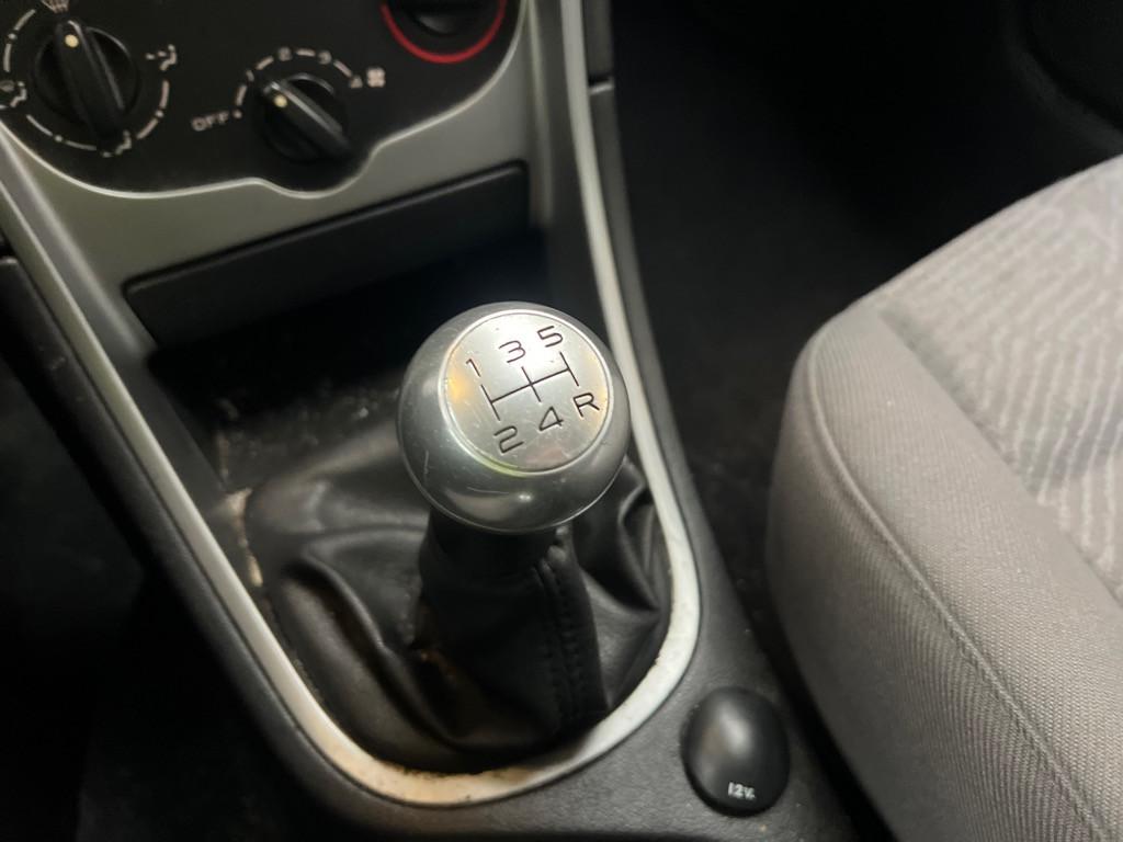 Peugeot 307-2004-5 deuren-trekhaak-radio/cd speler-igst-nw. apk-1250,=
