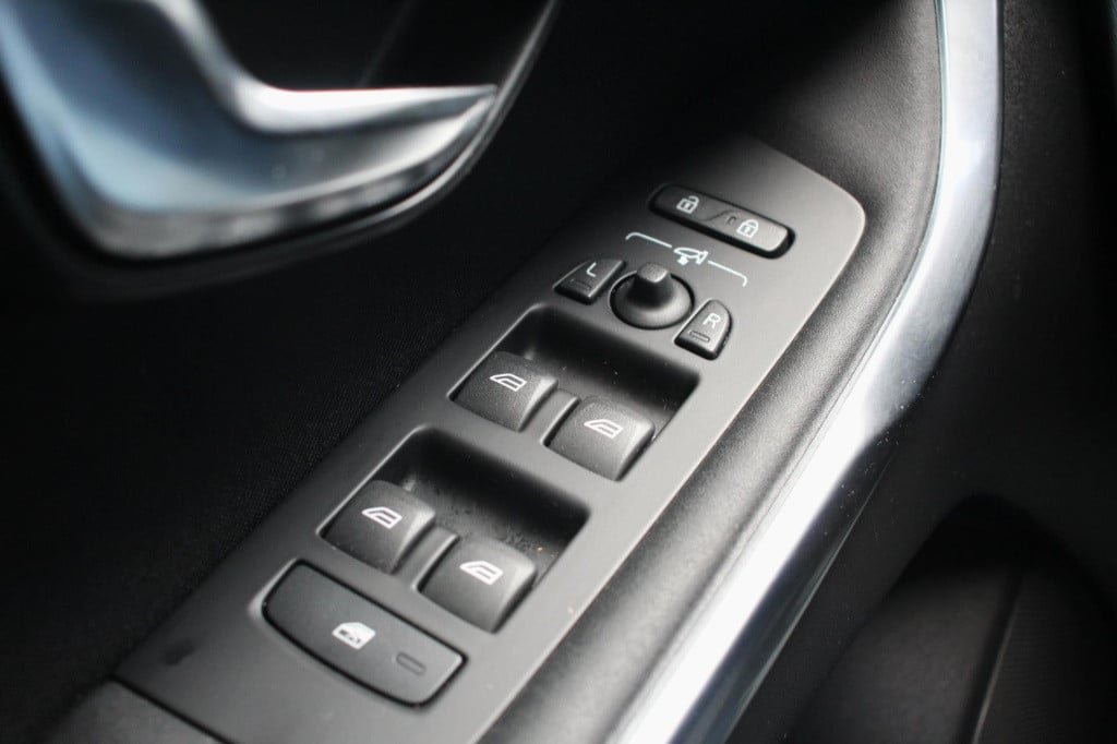 Volvo V40 1.6 t3 momentum -xenon - trekhaak - navi - achteruitrij camera - 