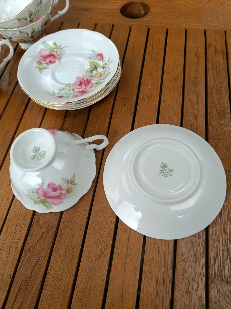 Royal Standard. Theekop en schotel.