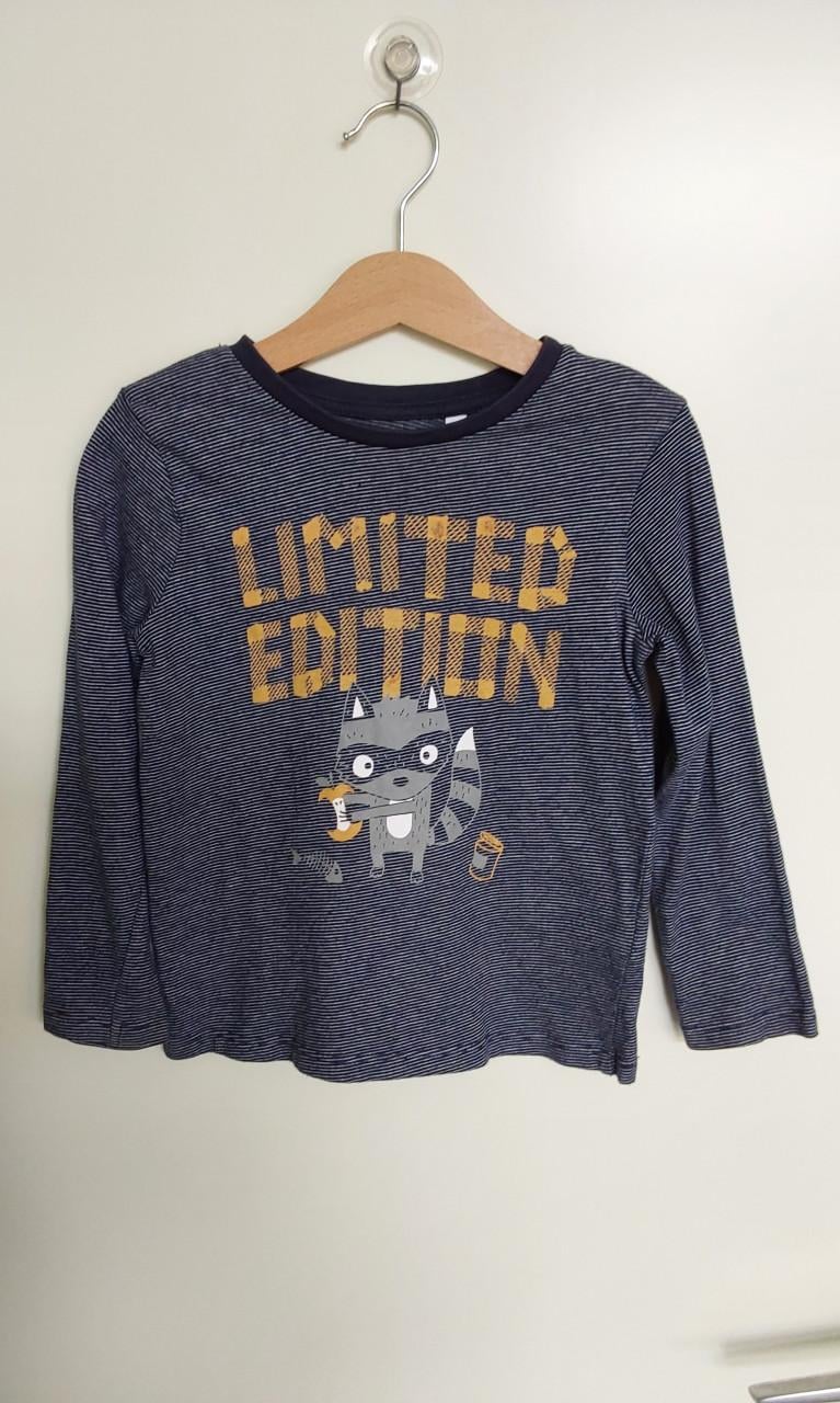Donkerblauwe gestreepte longsleeve van het merk C&A in maat 110