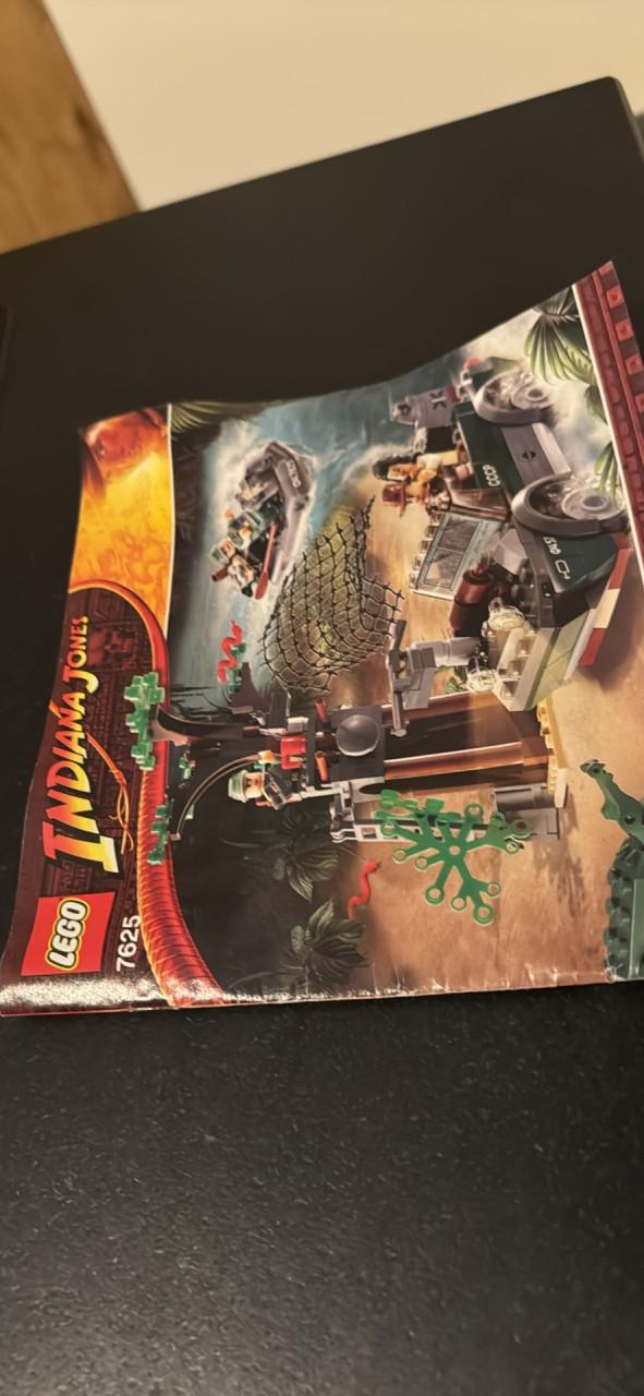 Lego Indiana Jones Jungle Duel set 7625.