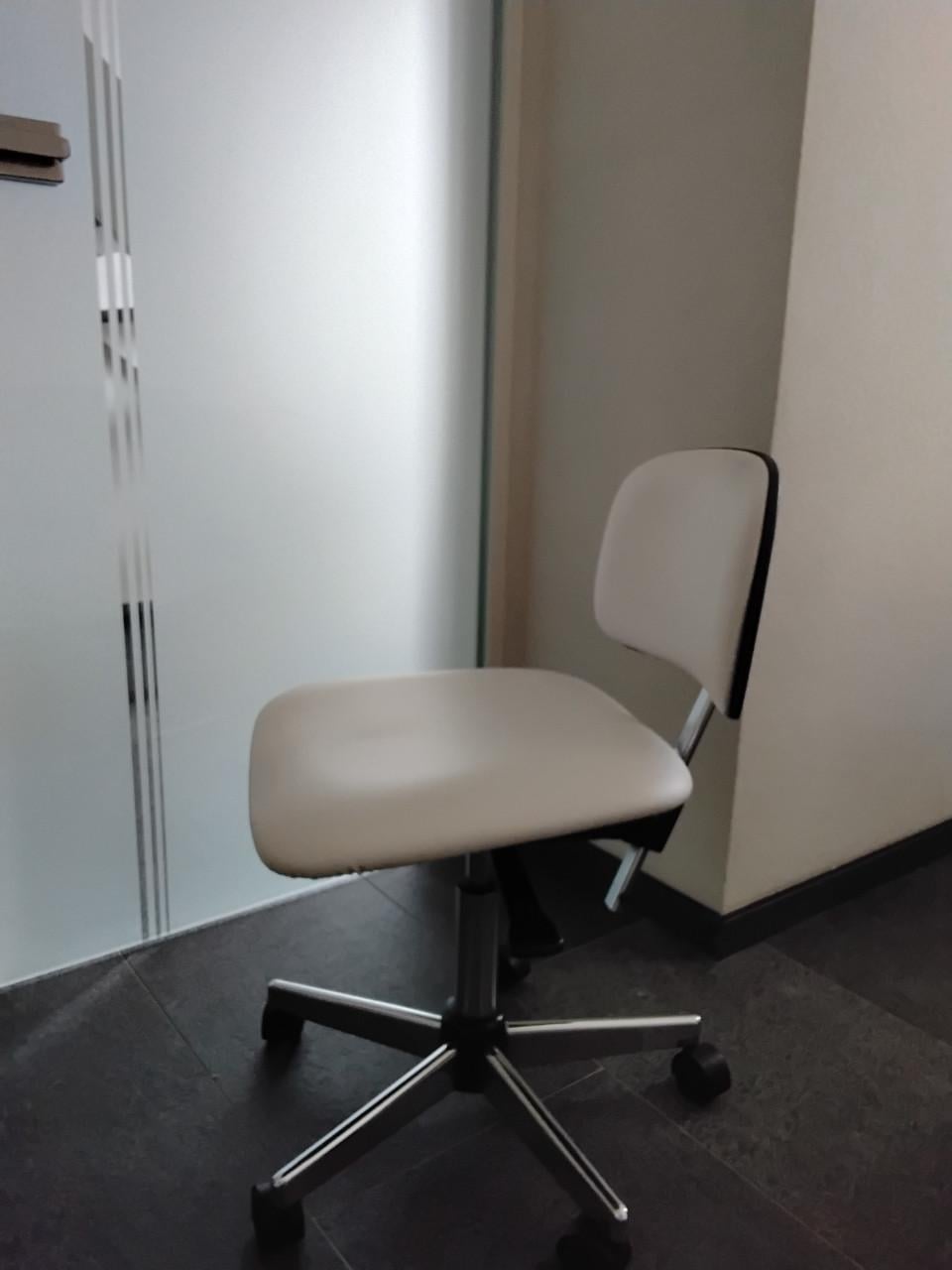 PEDICUURBEHANDELSTOEL, WERKSTOEL EN PEDICUURMEUBEL