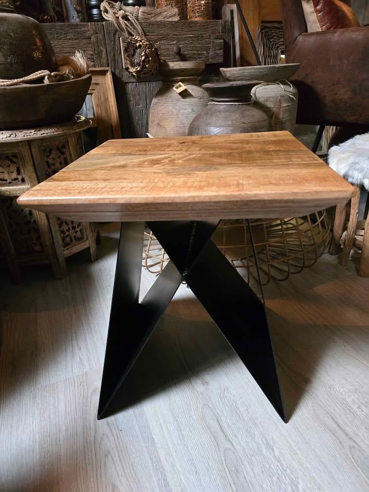 OOK LEUKE BIJZETTAFELTJES VOOR NAAST HET BED....OF ERGENS ANDERS NATUURLIJK