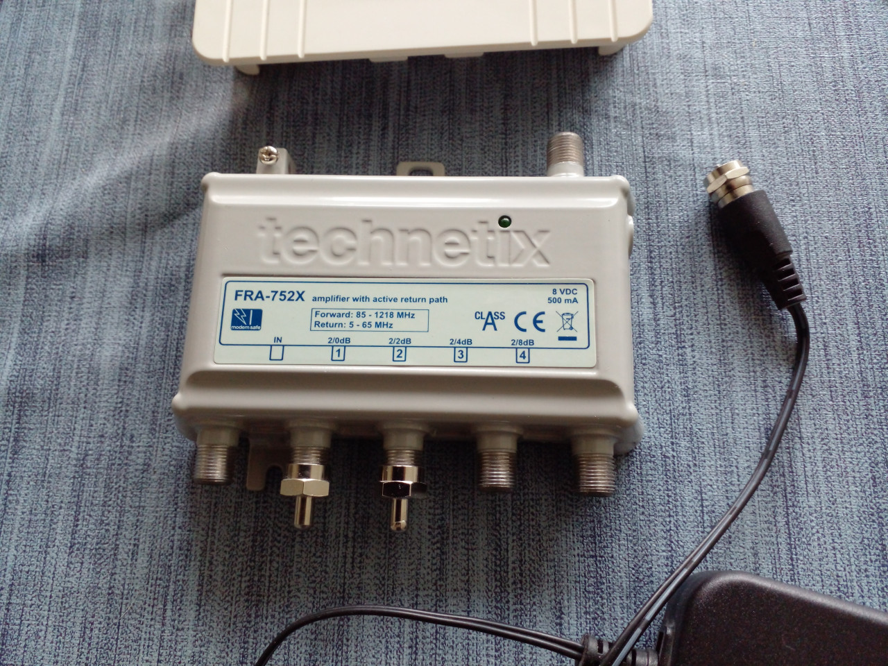 Antenneversterker Technetix FRA-752X inclusief voeding.