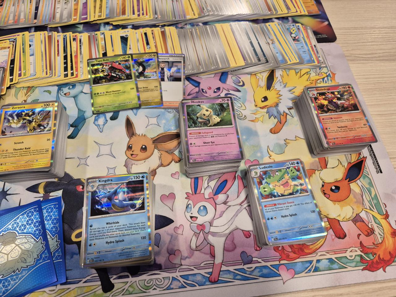 Mooie set van 800+ pokemon kaarten.