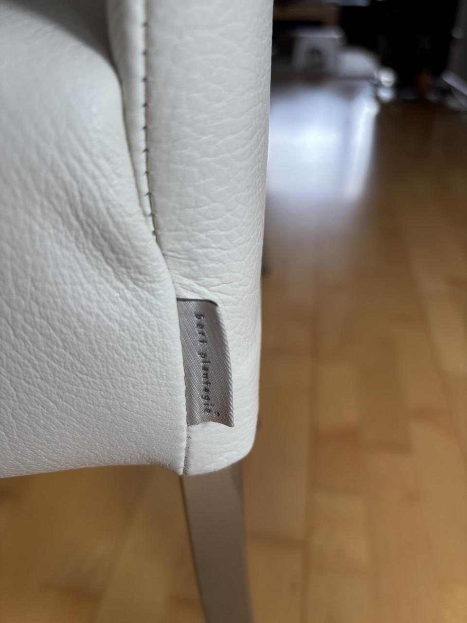 4 wit leren eetkamer stoelen.