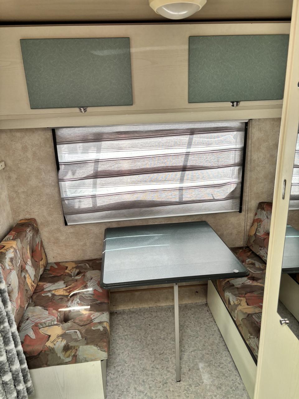 Lichtgewicht caravan, stapelbed, luifel en voortent