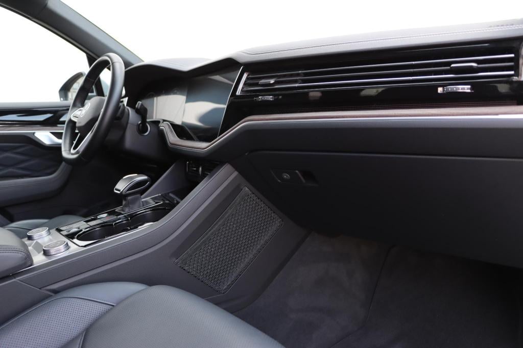 Volkswagen Touareg 3.0 tsi ehybrid 4motion elegance black style 367pk | soh