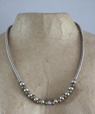 Zilveren ketting met bruine kralen