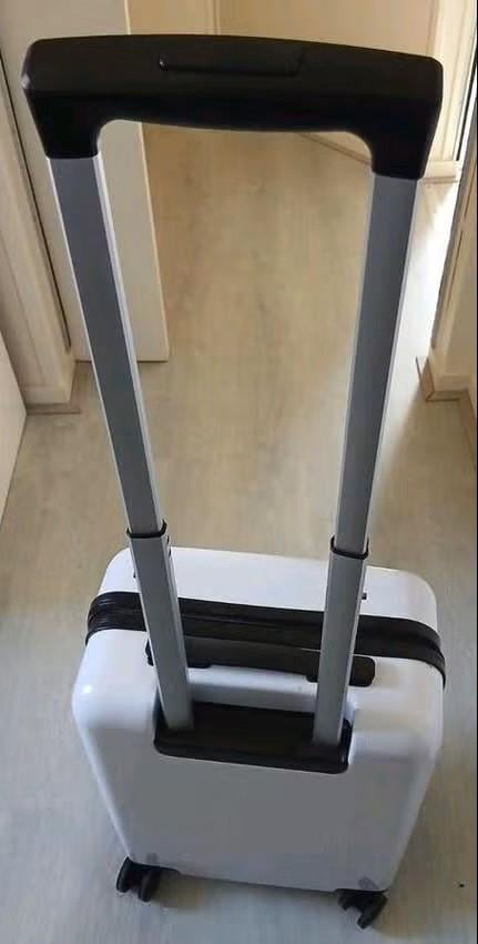 Witte koffer met wieltjes nieuw. Reiskoffer