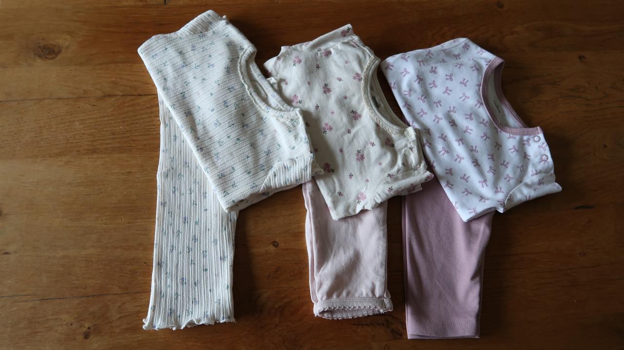 Baby pyjamaatjes maatje 68 €1,50 per stuk of alle 3 voor €3,00.