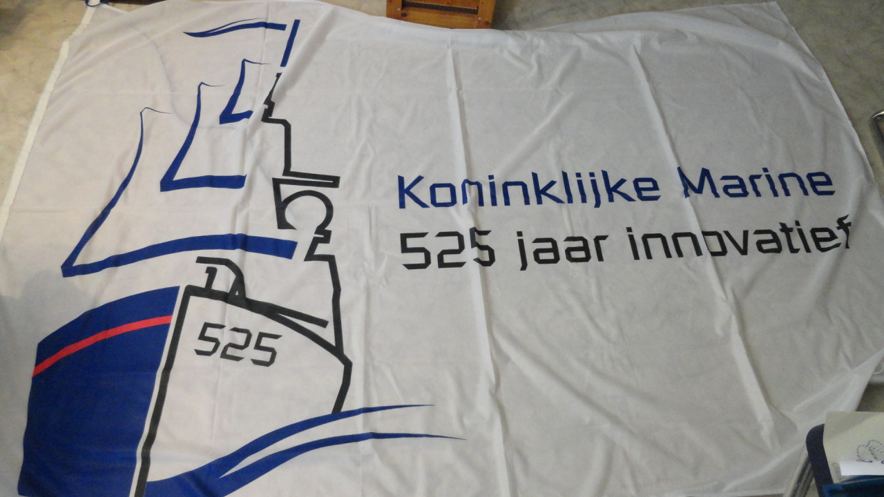 Vlaggen – Koninklijke Marine 525 jaar –zie foto’s Collectors item