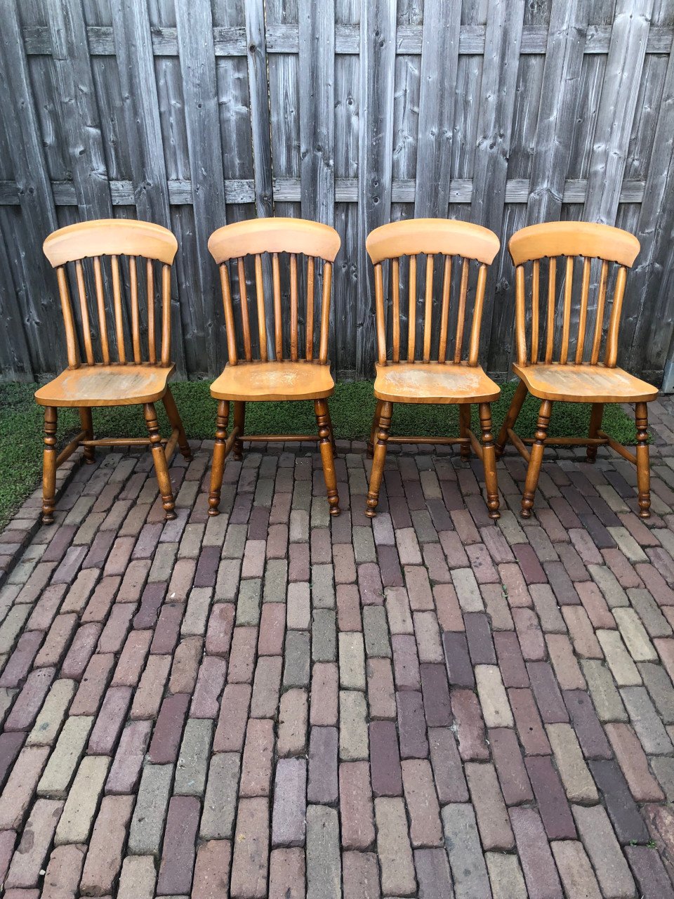 4 eettafel stoelen.