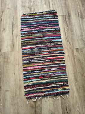 Vrolijk gekleurd, handgeknoopt tapijt. 95 x 42 cm. Kleed.