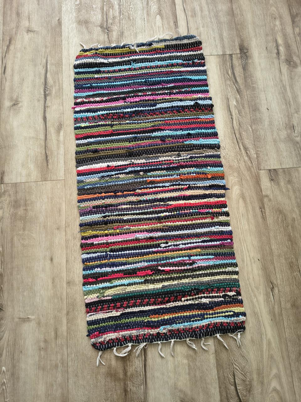 Vrolijk gekleurd, handgeknoopt tapijt. 95 x 42 cm. Kleed.