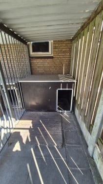 Dubbele hondenkennel met nachthokken
