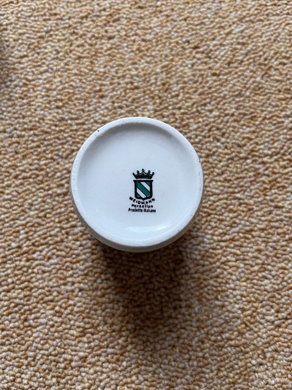 Dit zijn espresso/koffiekopjes en schotels tin/porselein