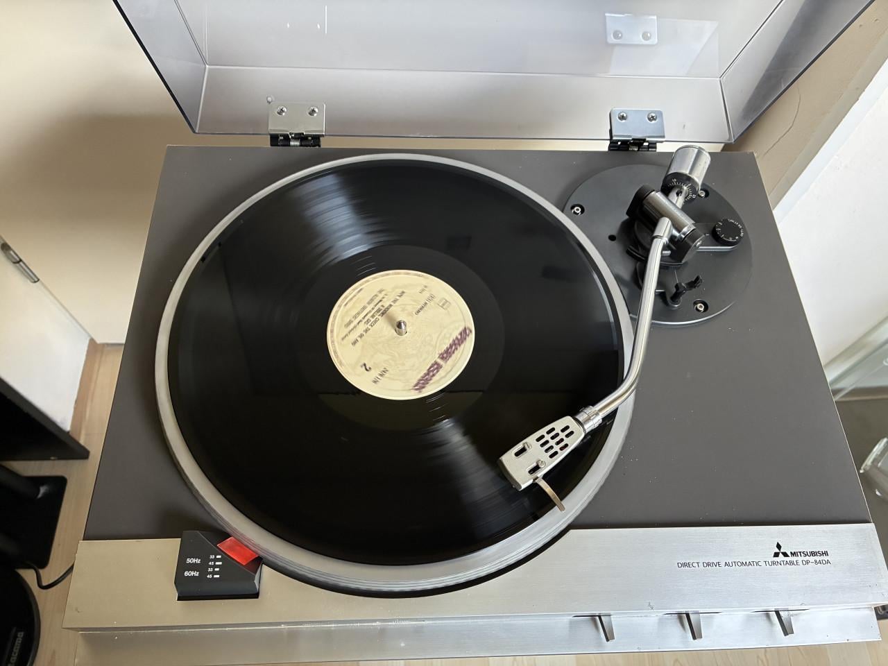 Mitsubishi DP-84DA platenspeler.