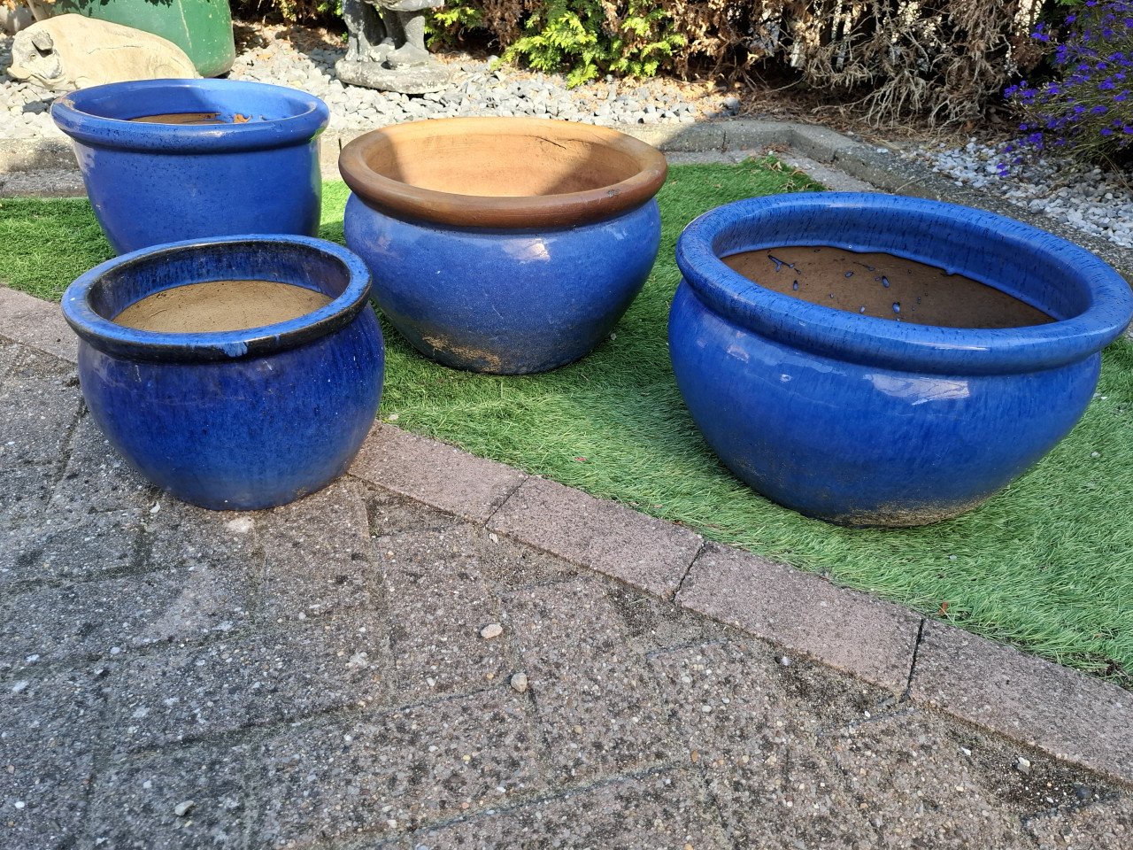 Vier blauwe keramieken bloempotten