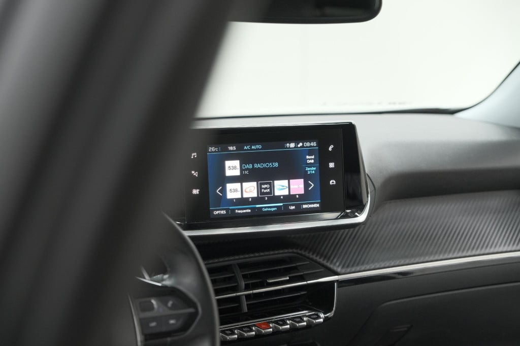 Peugeot 2008 puretech 130 eat8 allure | parkeersensoren | navigatie | apple