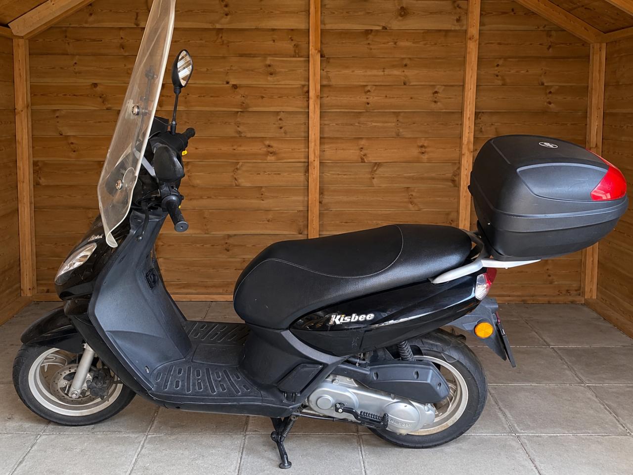 Scooter: Peugeot Kisbee uit 2016 – niet opgevoerd – met topkoffer