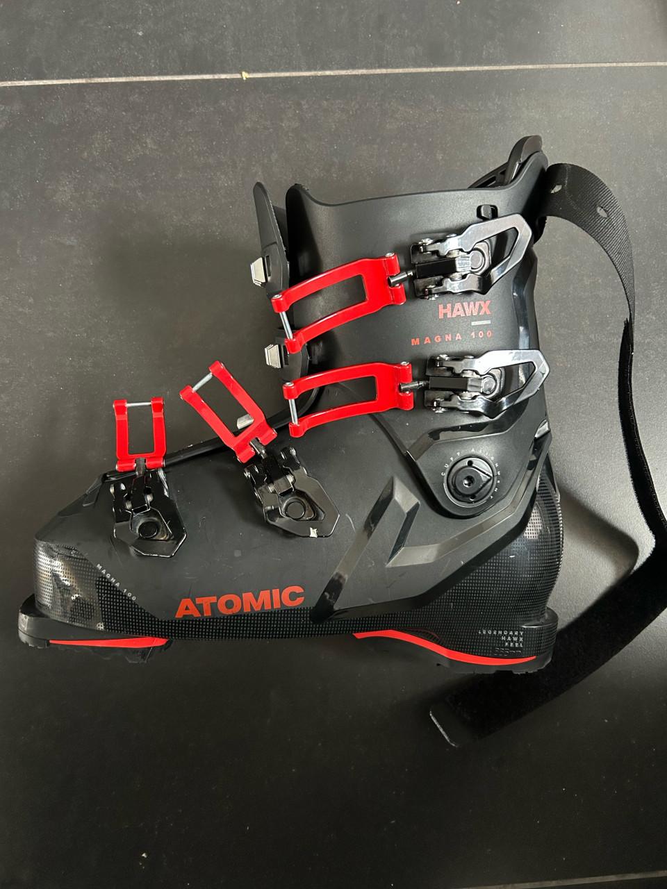 Atomic Skischoen maat 45,5 1 week gebruikt