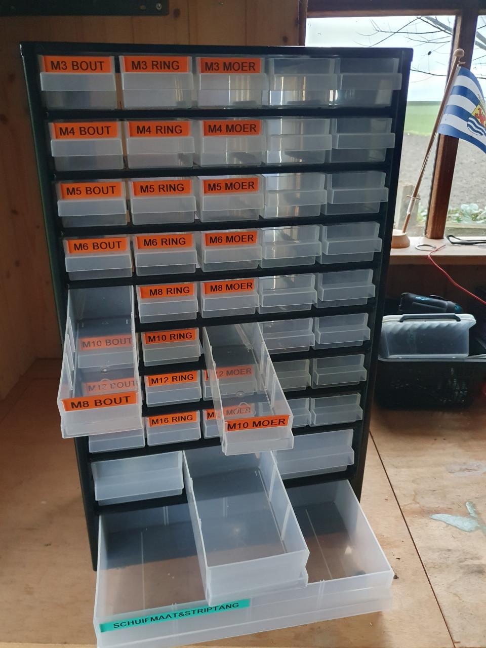 Raaco stalen lade/vakken magazijn kast voor schuur of garage.