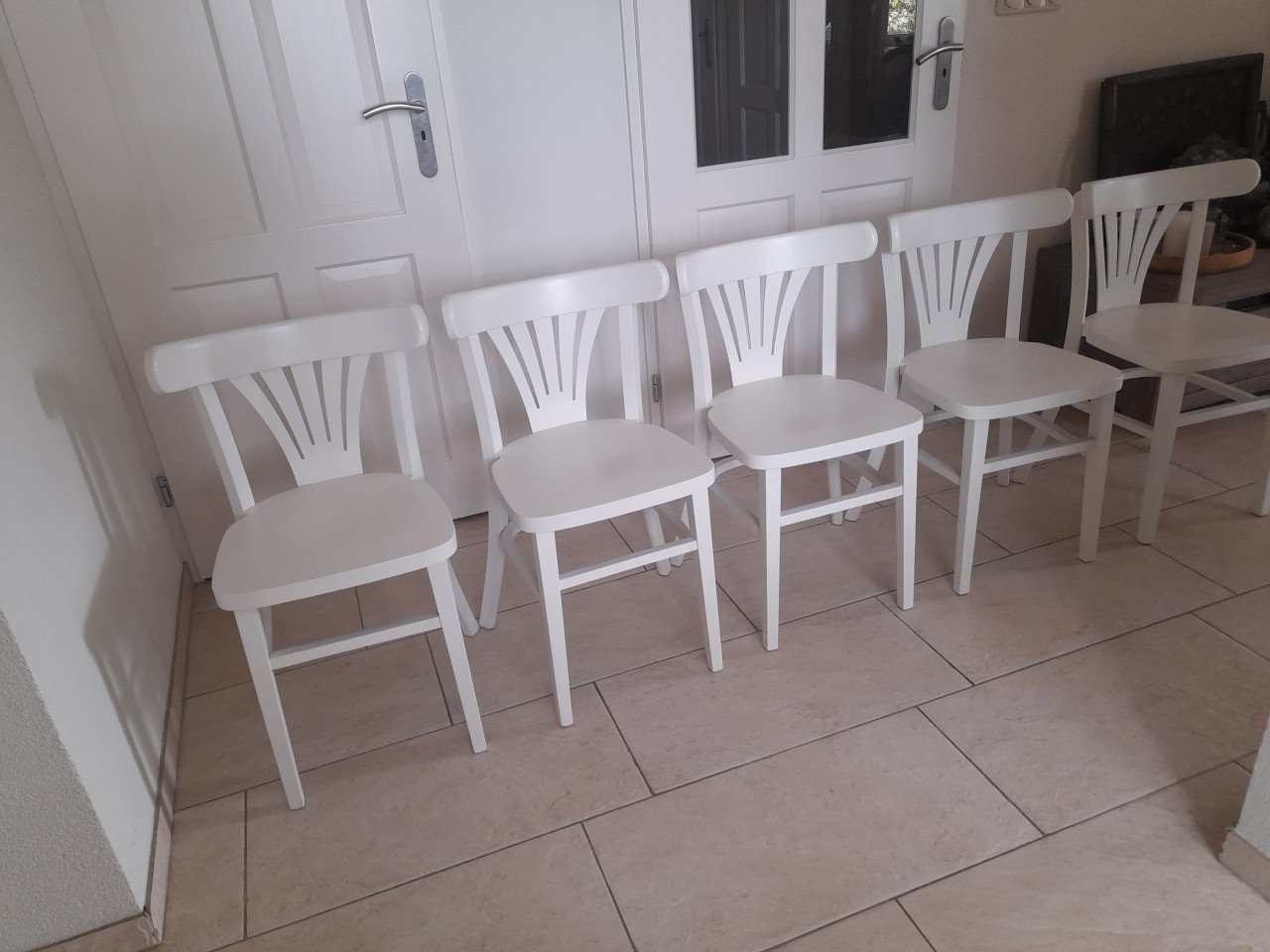 5 witte houten stoelen (in goede nette staat )