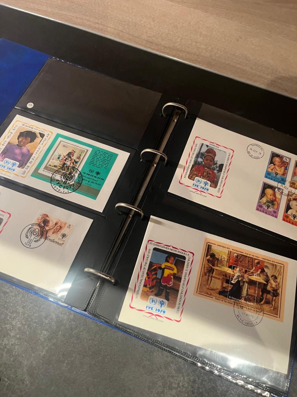 Album met enveloppen 'Jaar van het kind 1979'
