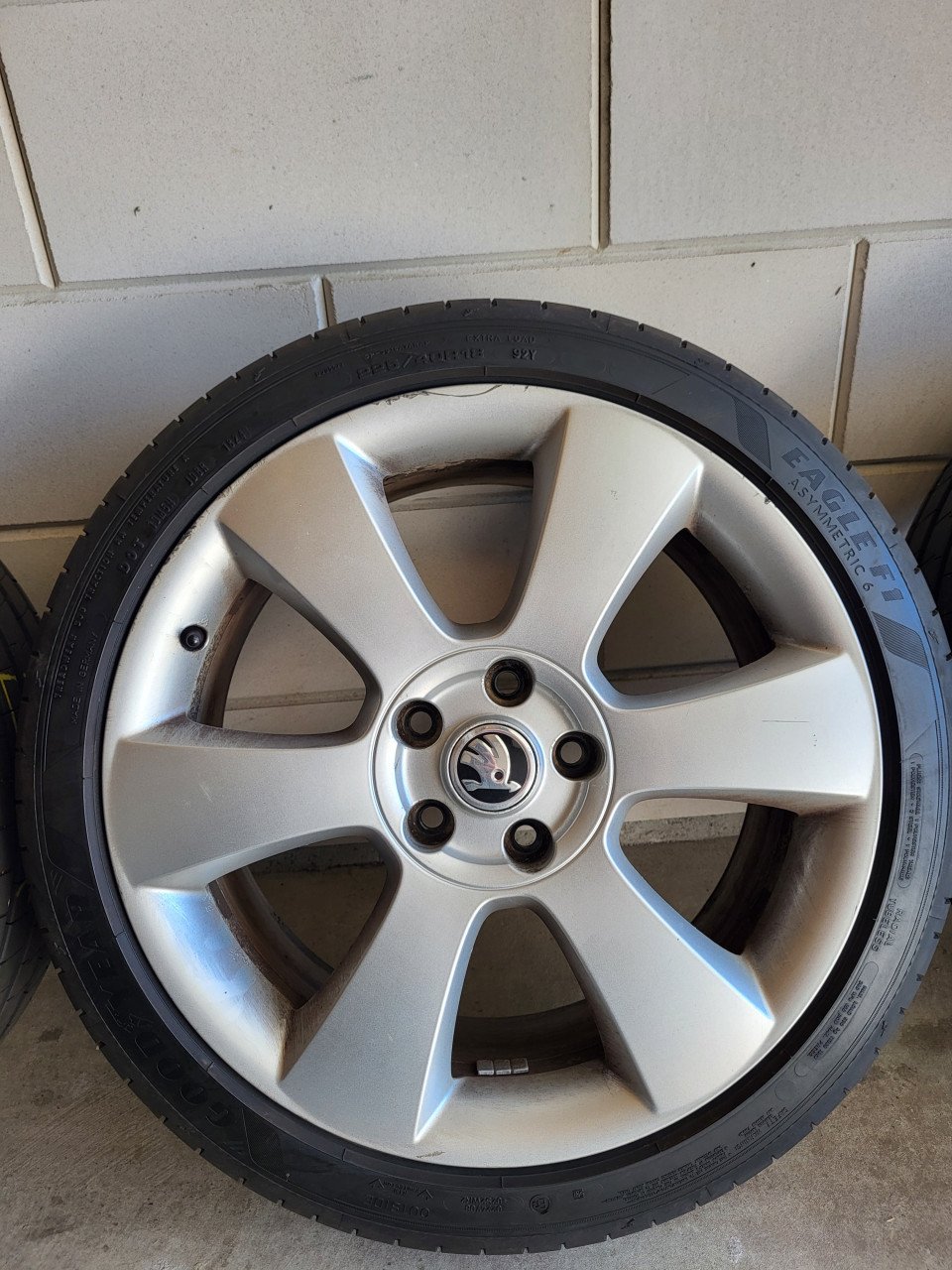 Skoda 18 inch met NIEUWE Goodyear banden.