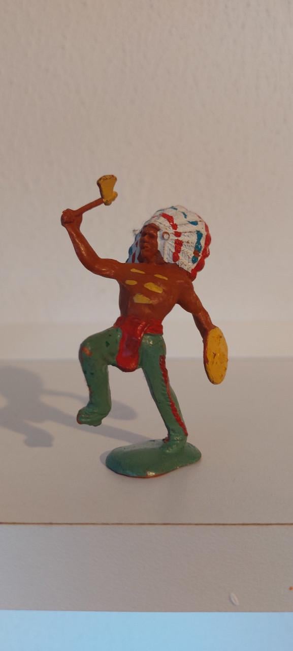 Te koop 3 Indianen figuren van Crescent Toy Co.
