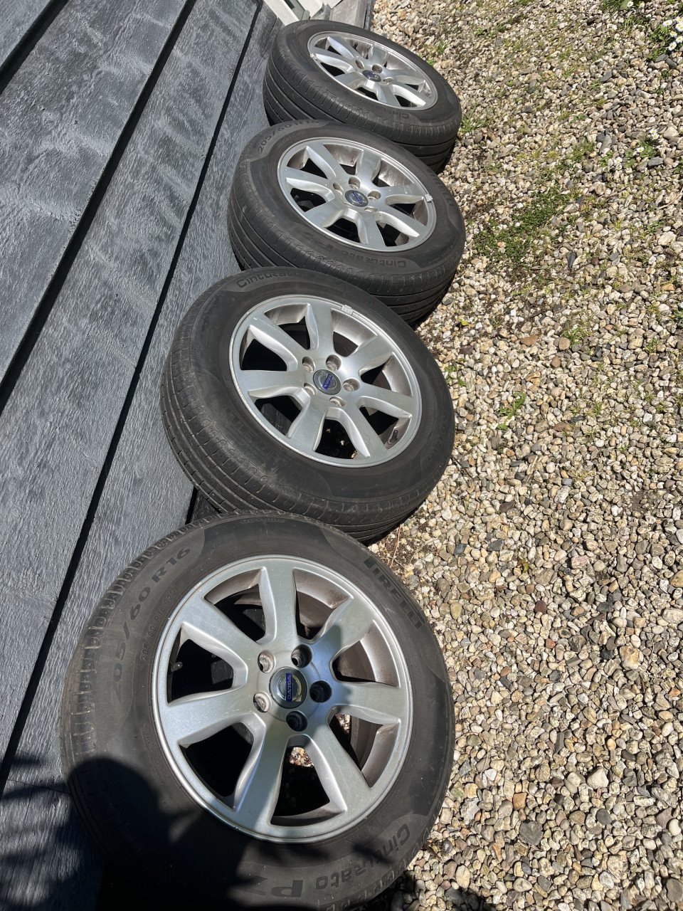 16 inch lichtmetalen velgen met Pirelli banden Volvo