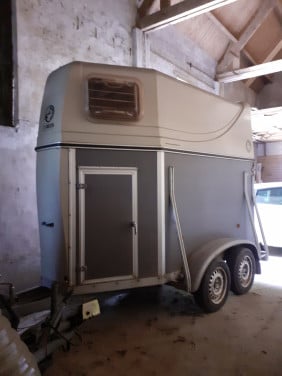 1.5 paardentrailer met zadelkamer