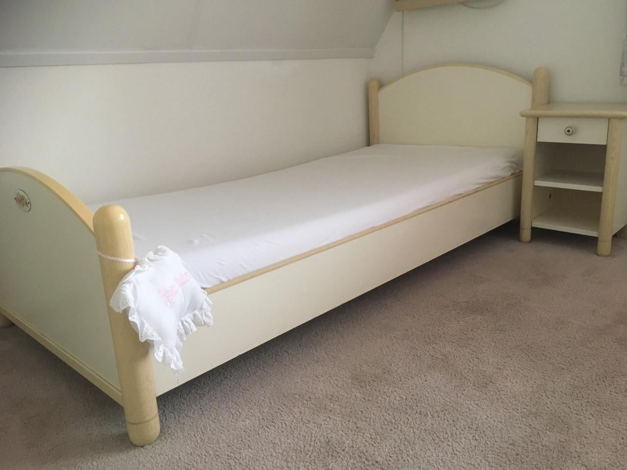 Mooi slaapkamer ameublement, éénpersoons, voor dame of meisje