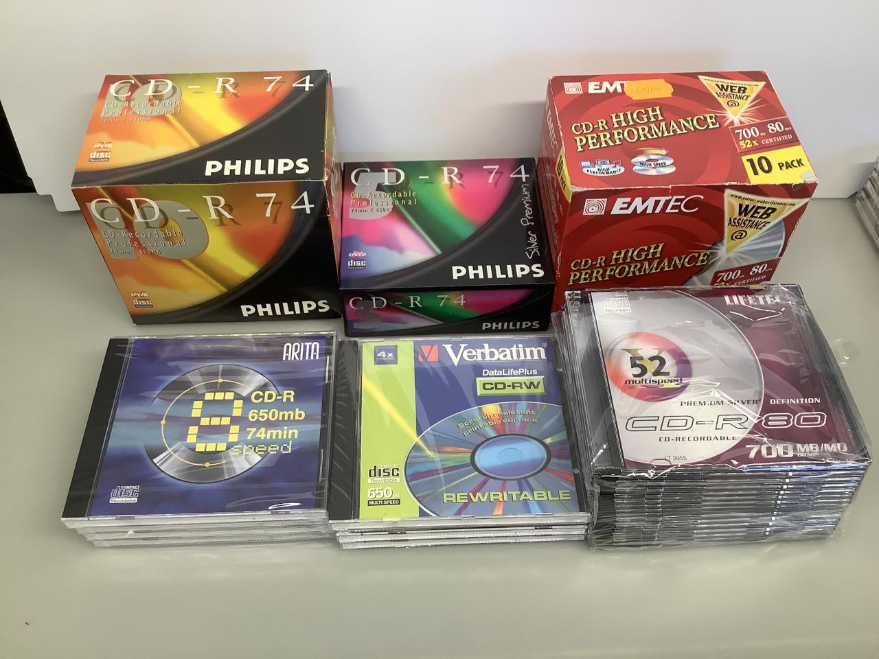 Stapel nieuwe cd-R en RW schijfjes in verpakking.