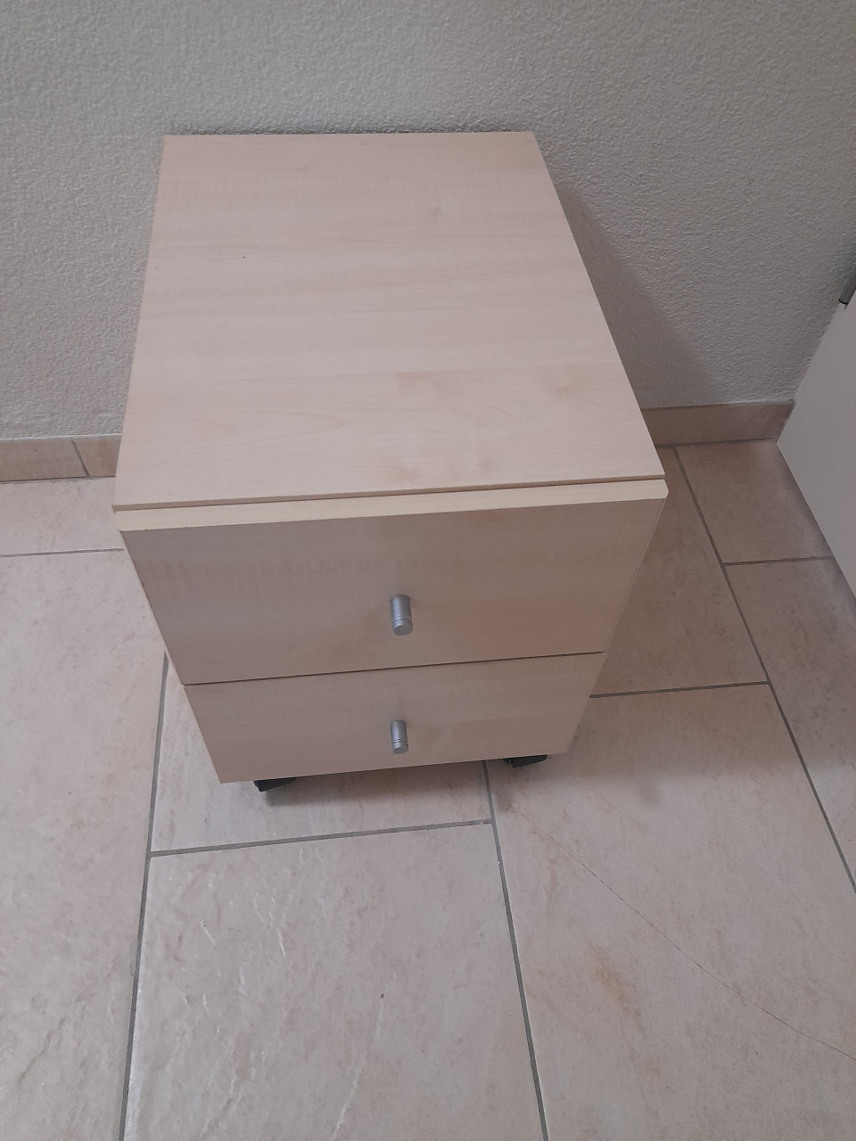 Nachtkastje 34 x 47 x 44H  ( in goede nette staat )