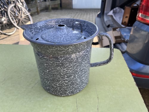 Emaille melkkan met deksel, grijs gewolkt