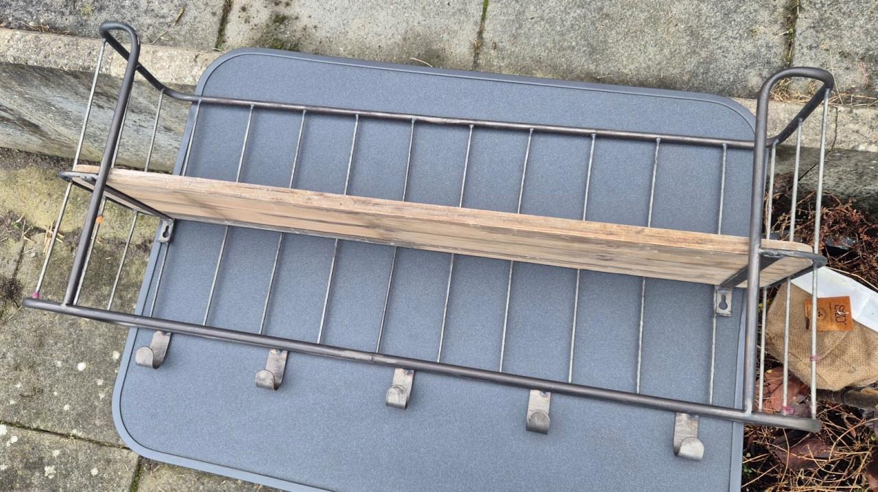 Kapstok, metaal en hout