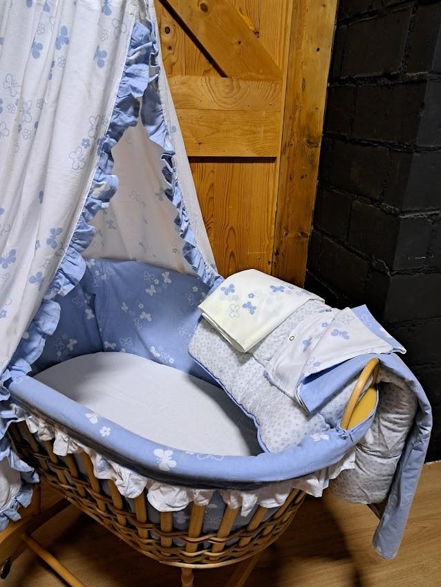 Babywieg met kledingkast