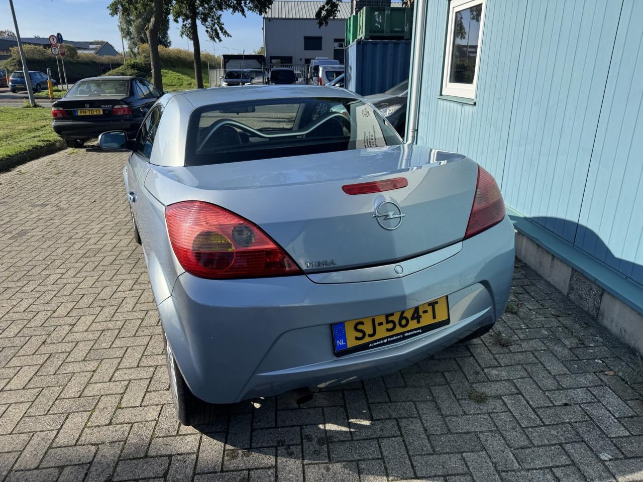 Leuke Opel Tigra 2005 met slechts 124.000 KM
